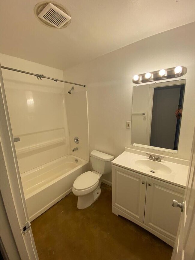 Building Photo - 3 Bed 2 Bath + Den with 3 storage sheds/wo...