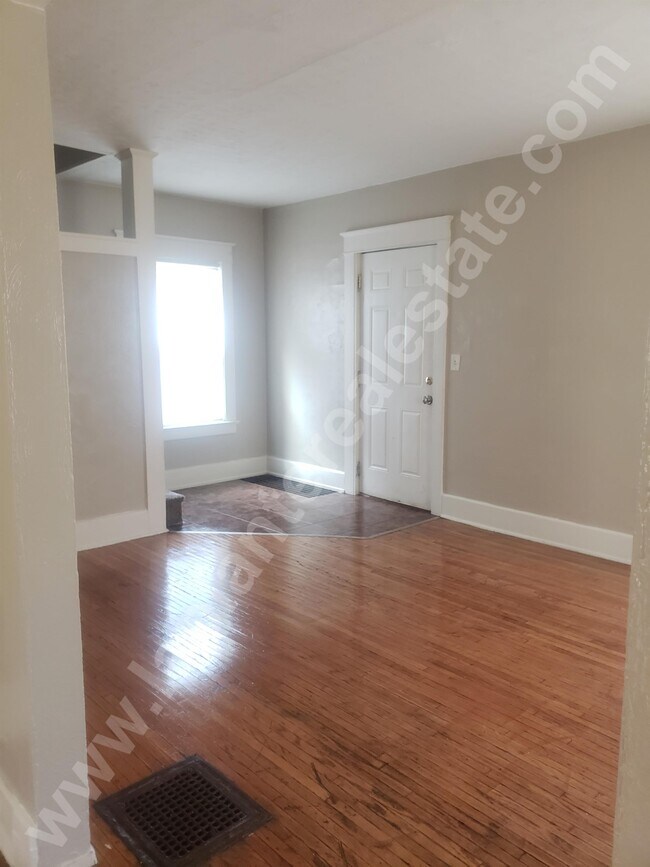 Building Photo - 2019 South Ave
