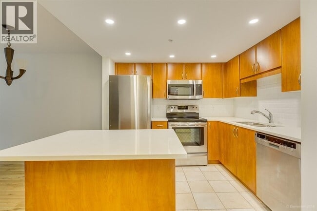 Building Photo - 285 Newport Dr