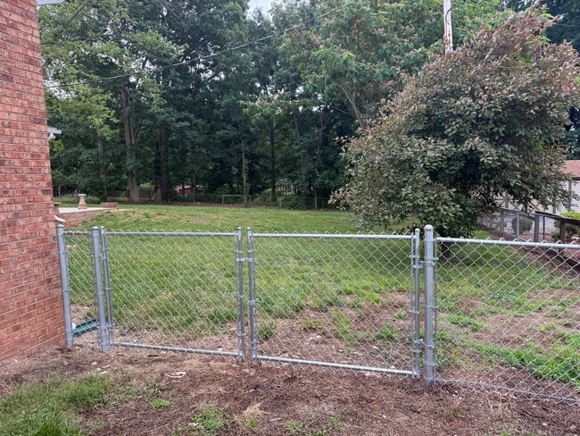 Building Photo - 1722 Maple Ln