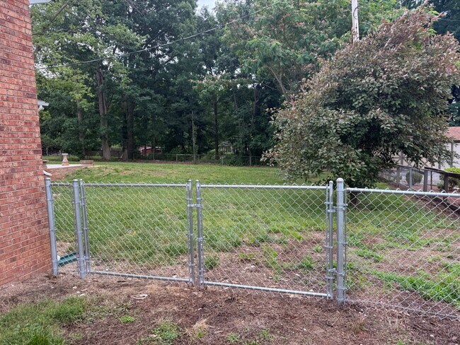 Foto del edificio - 1722 Maple Ln