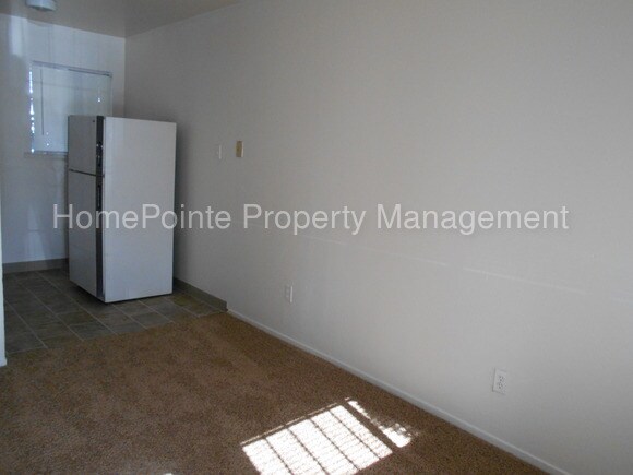 Building Photo - 423 5th St