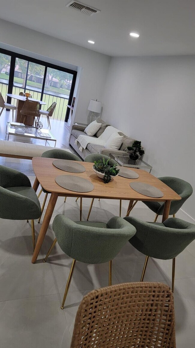 Foto del edificio - 9319 Pecky Cypress Ln