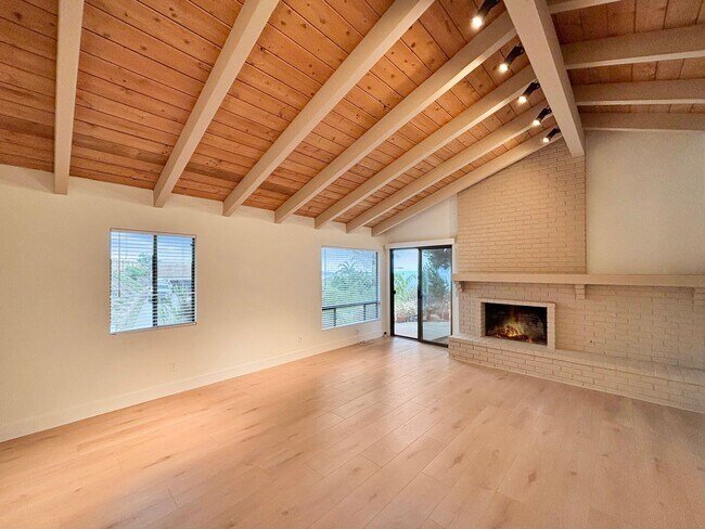 Building Photo - Beautifully Renovated 3BD/2.5BA House in L...