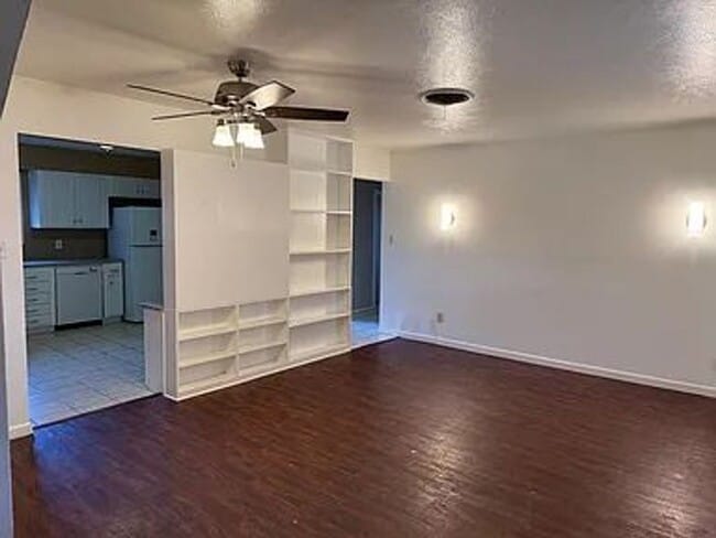 Building Photo - Clean, spacious, and comforting 3 bedroom ...