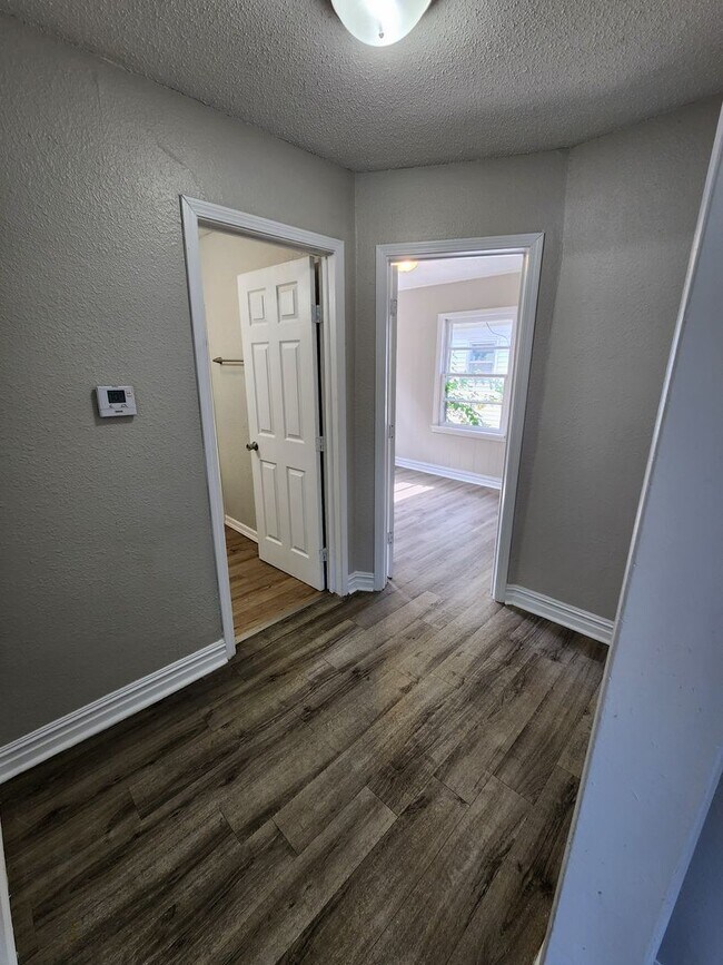 Foto del edificio - Spacious 2-Bedroom, 1-Bathroom Home AVAILA...