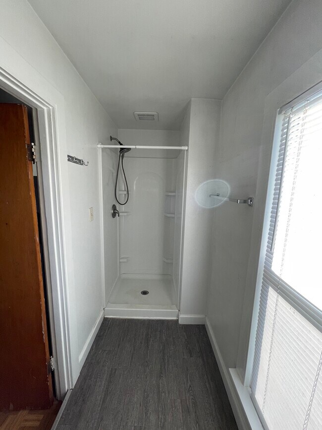 Shower - 1125 S Cornelia St