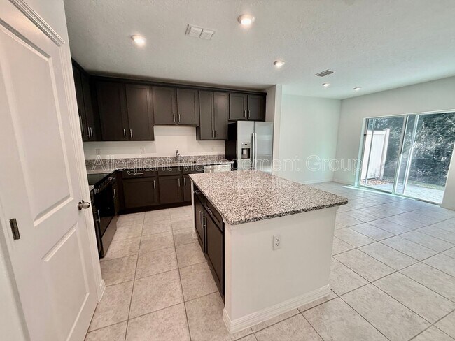 Building Photo - 1622 Fan Palm Dr