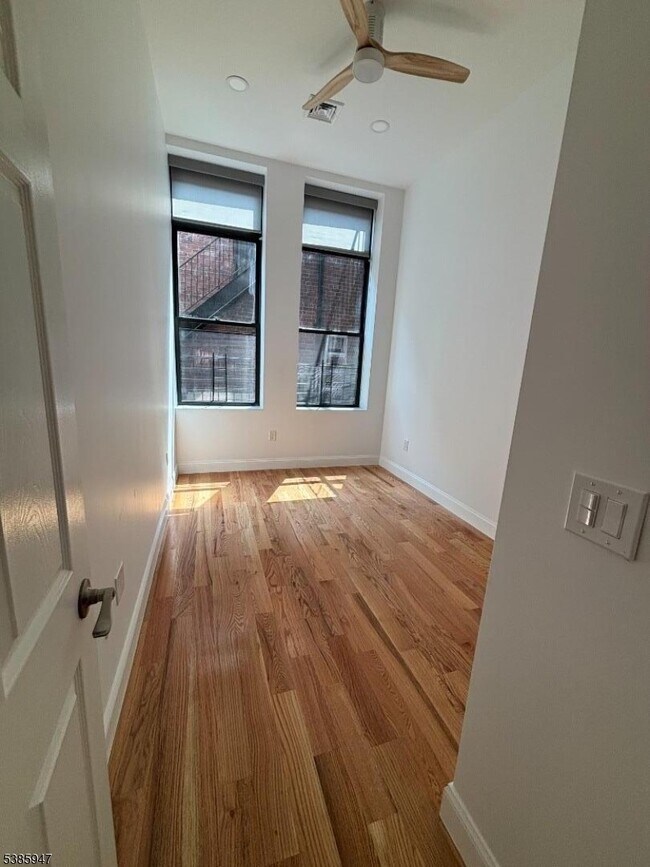 Building Photo - 189 Main St