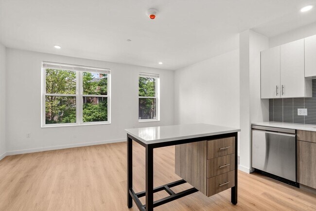 Building Photo - 40 Centre St