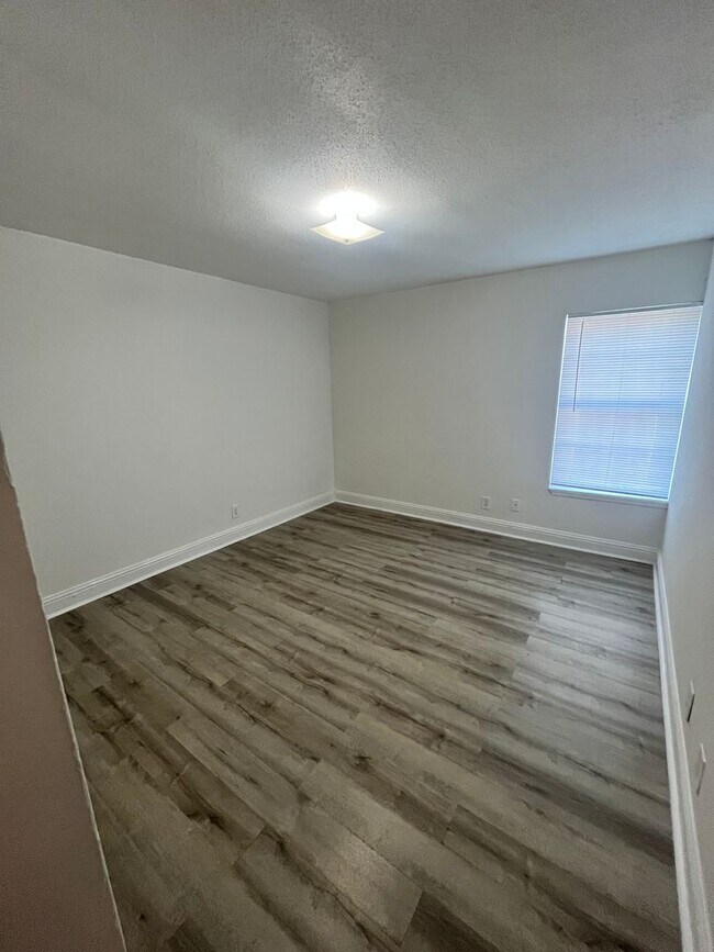Building Photo - Comfortable 2-Bed, 2-Bath with Central Air...