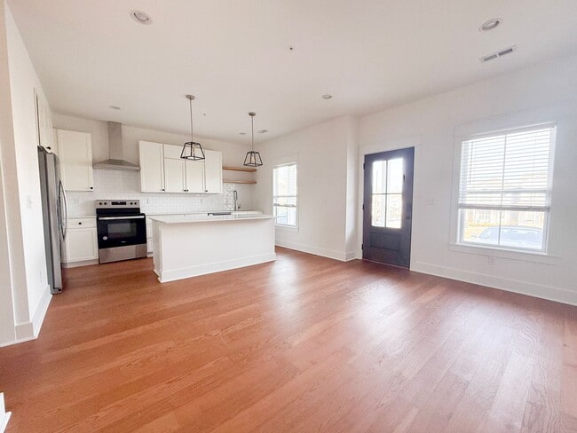 Building Photo - 4-Bedroom HOA Townhome with Pool Access Near Downtown Cookeville