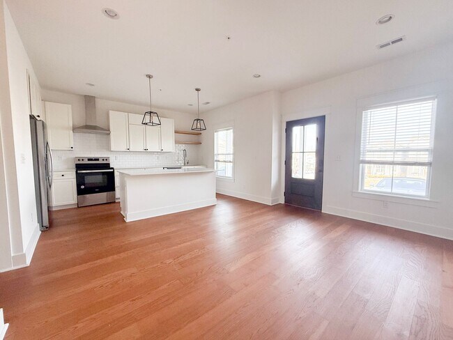 Foto del edificio - 4-Bedroom HOA Townhome with Pool Access Near Downtown Cookeville