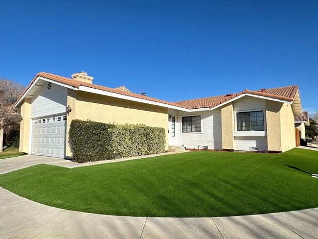 Foto del edificio - East Palmdale Home in Gated Community