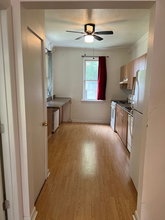 Kitchen - 916 Norwood St