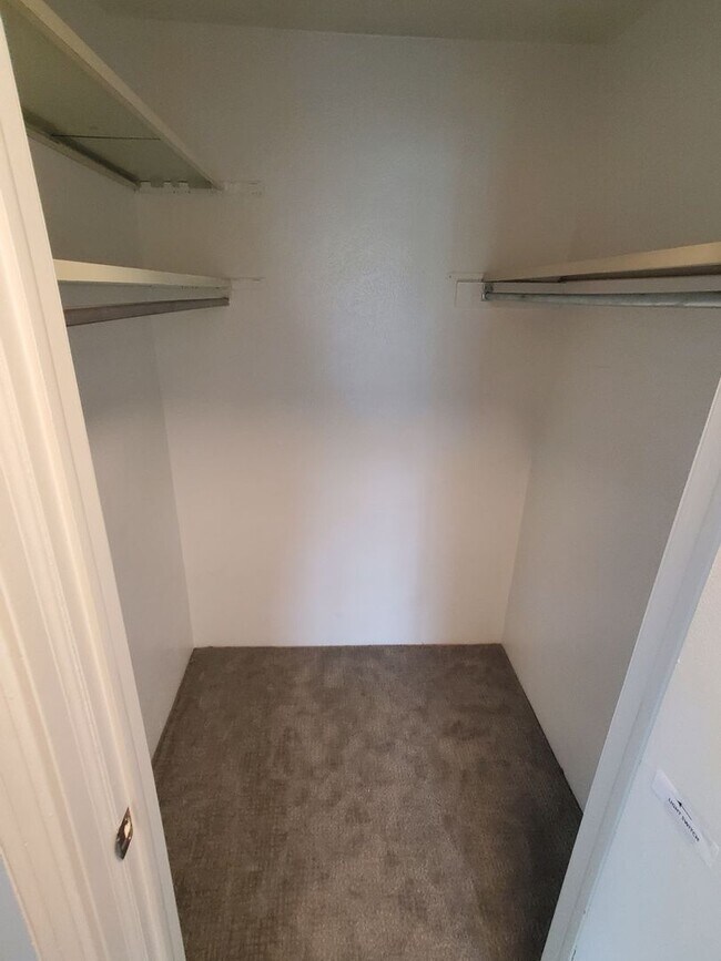 Foto del edificio - Recently Updated and Spacious 1B / 1B Available for June!