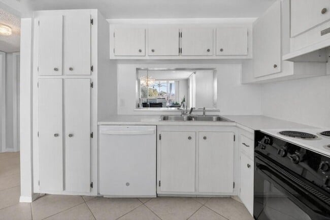 Building Photo - 931 Gardenia Dr