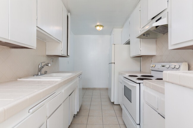 Kitchen - 650 Westbourne Dr