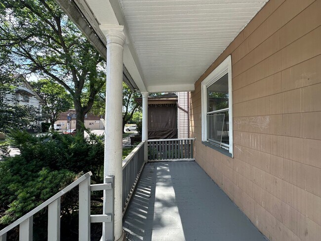 Building Photo - NICE 3 BEDROOMS WITH FULL BATH MOVE-IN READY!