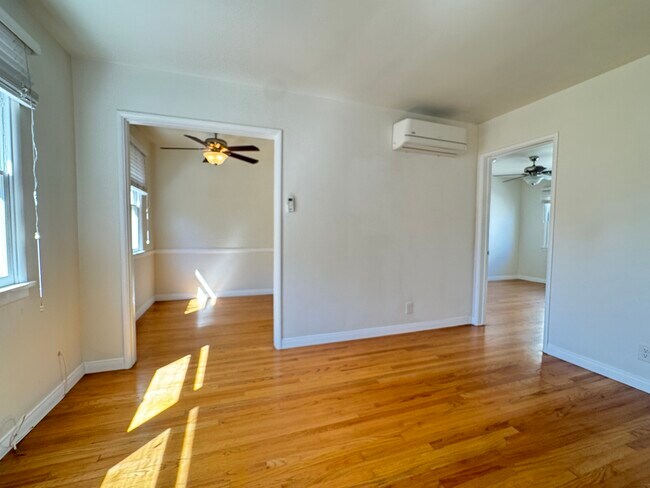 Foto del edificio - 554 E Cypress Ave