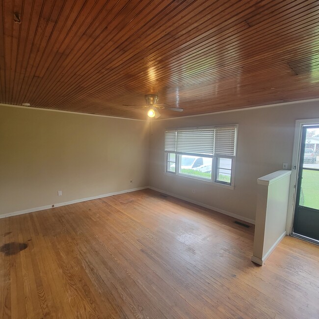 Building Photo - 1112 Amber Dr