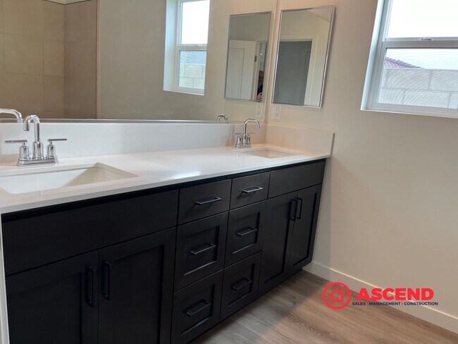 Foto del edificio - Stunning 4-Bedroom Home!