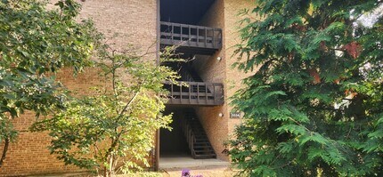 Building Photo - 5542 E Lake Dr