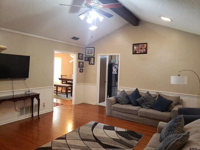 Building Photo - 613 Carriage Dr