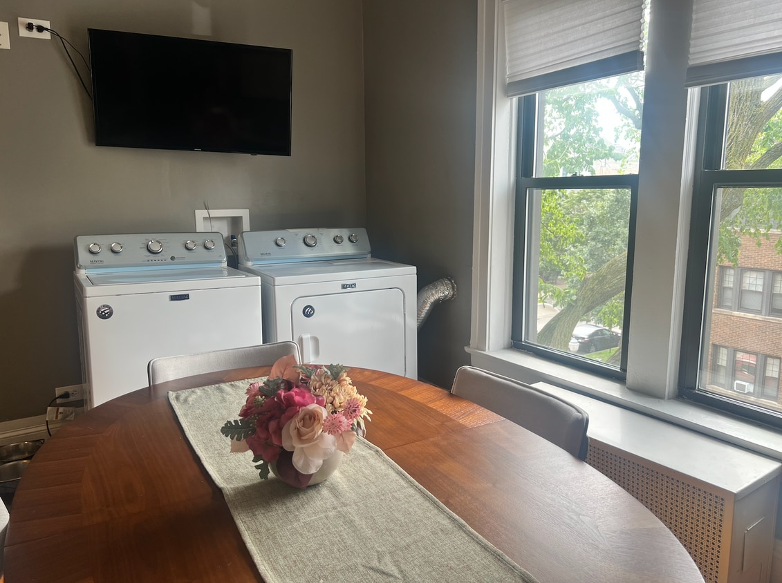 Foto principal - 920 W Waveland Ave