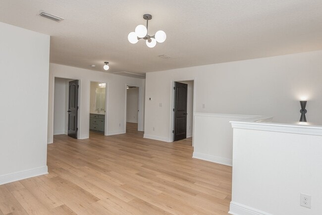 Building Photo - Easy access to interstate, shopping & down...