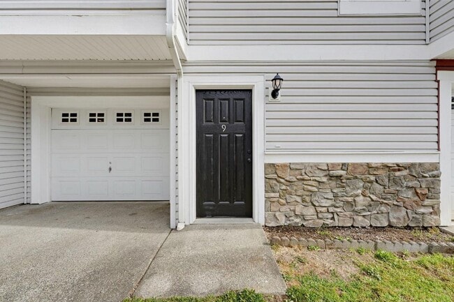 Building Photo - Spacious Puyallup Townhouse | 3-Bed Home with Main-Floor Primary Suite & Stainless Steel Appliances!