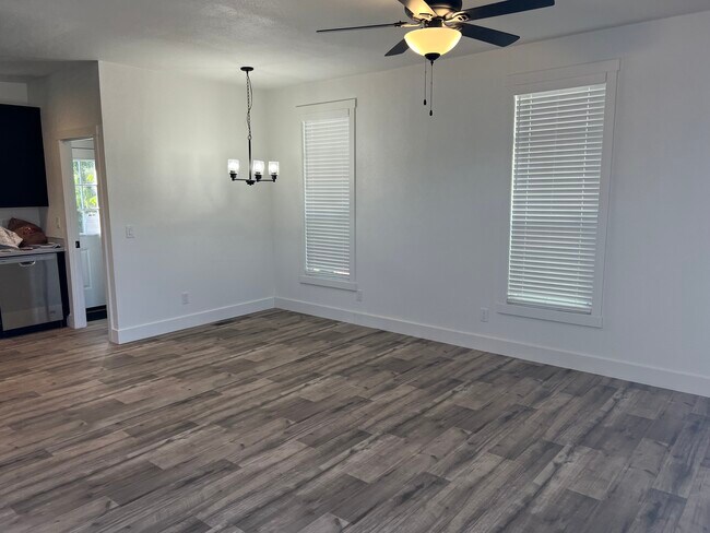 Building Photo - 1073 E Ventura St