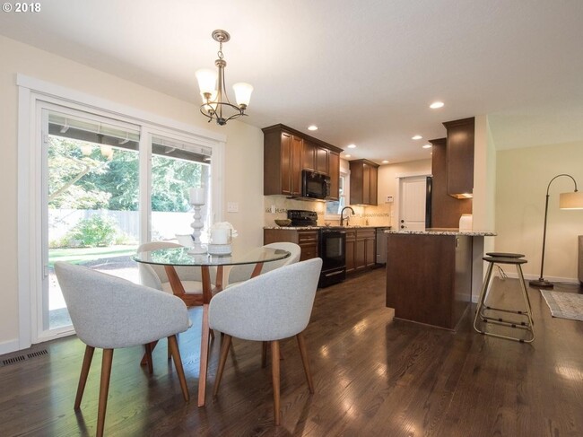 Foto del edificio - Charming One Level Ranch in Lake Oswego - It is a Must See!!