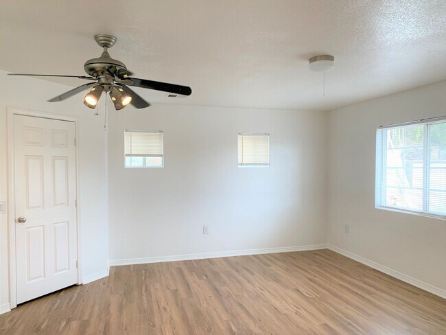 Foto del edificio - COMING SOON! Spacious 4 Bedroom, 3 Bathroom Home with Driveway