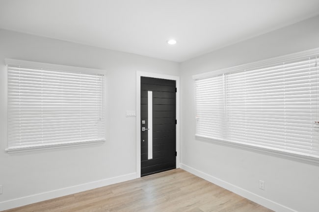 Foto del edificio - 623 E Chevy Chase Dr