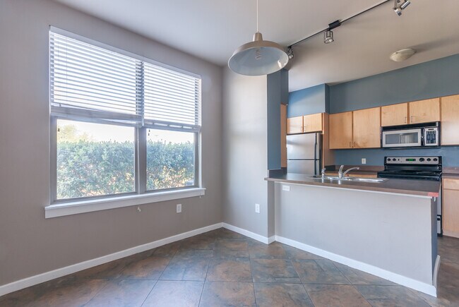 Foto del edificio - 2 Bedroom, 2.5 Bath Condo Off of East Rive...