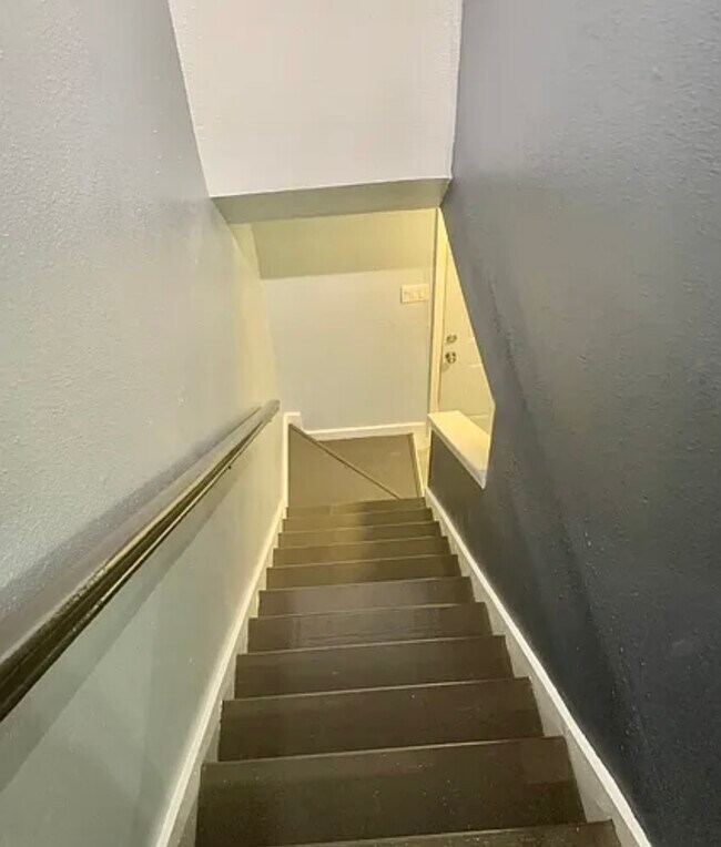 Escaleras - 811 Vouray Dr