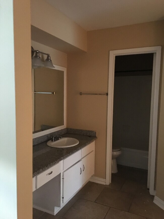 Building Photo - 1 bed/ 1 bath second floor condo
