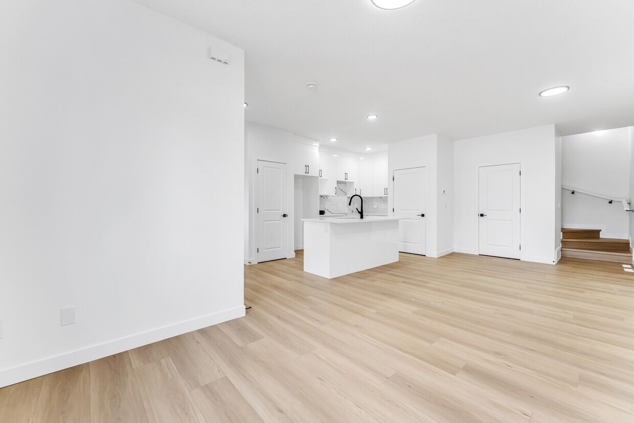 Building Photo - 10631-BS148 148 St NW