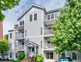 Building Photo - 20 Cameron St