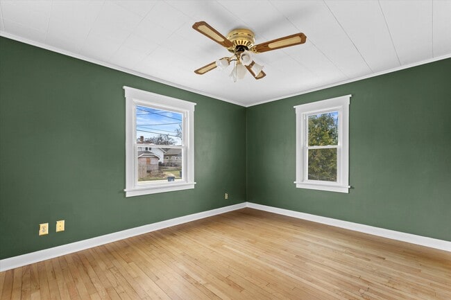 Building Photo - 137 W Newhall Ave
