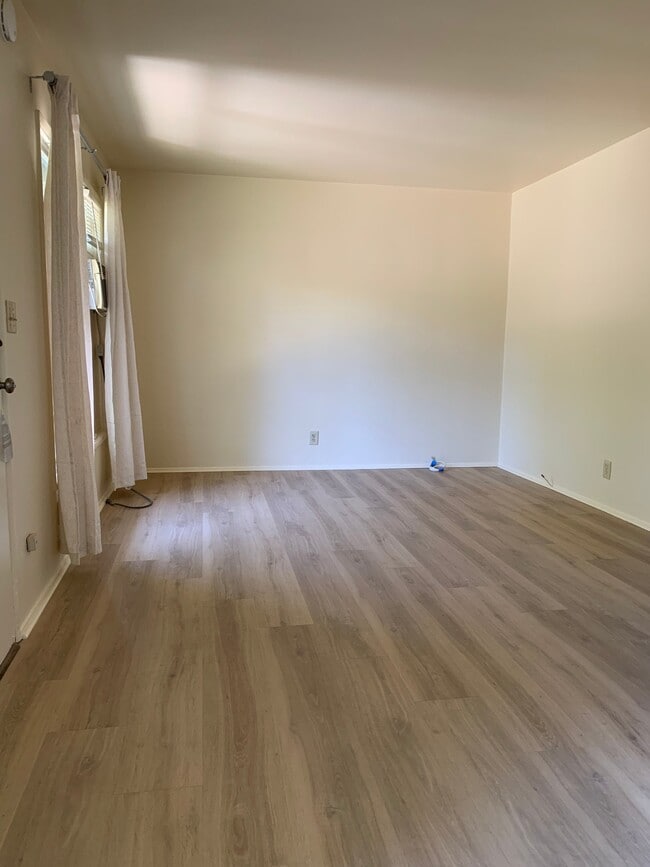 Building Photo - 580 N Madison Ave