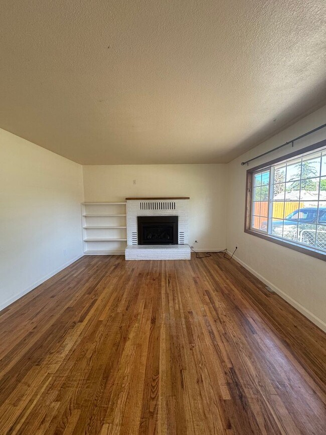 Building Photo - 3 bed 1 bath with large back yard - sewer ...