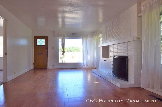 Building Photo - Pet Friendly Three Bedroom Near DLI