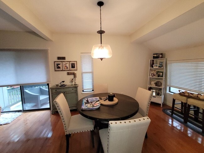 Foto del edificio - Lovely End Unit Located in Highly Sought A...