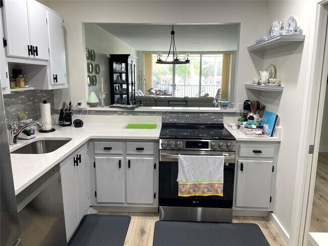 Building Photo - 3621 Oaks Clubhouse Drive Apt #205, Pompan...