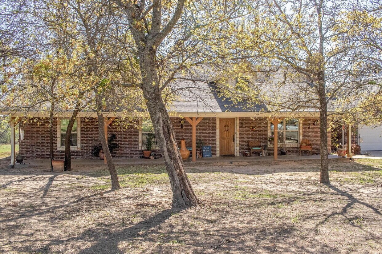 Foto principal - 3 bedroom home on acreage
