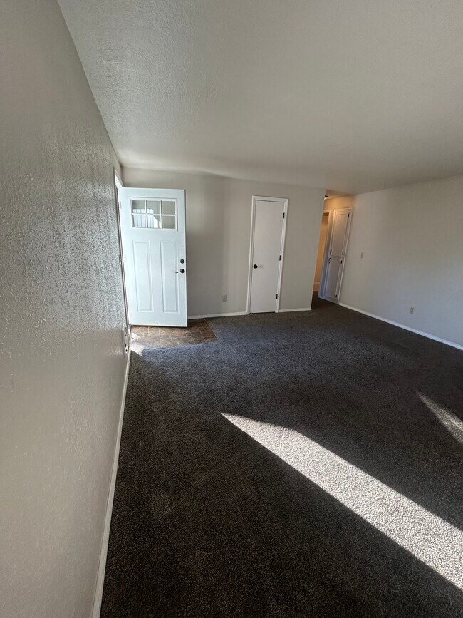 Building Photo - 18000 Weaver Ct