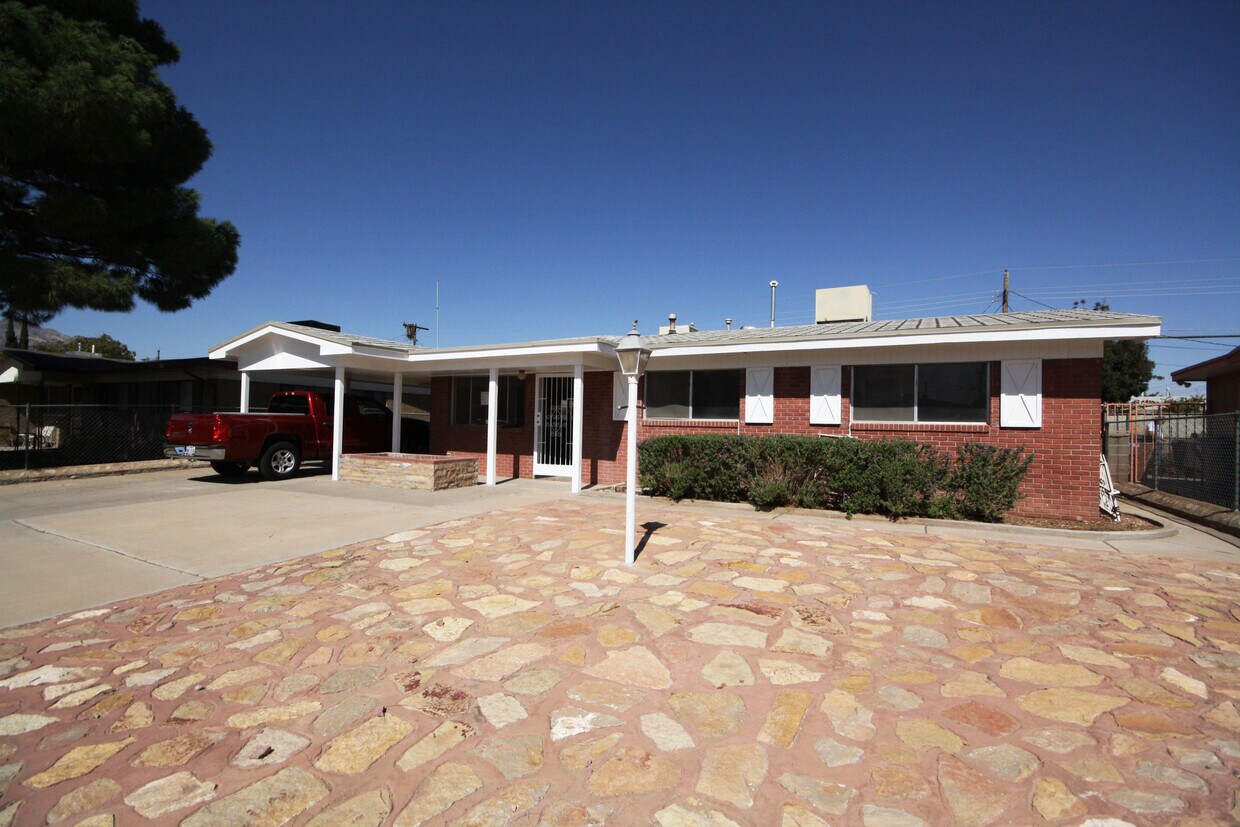 Foto principal - 5829 Macaw Ave