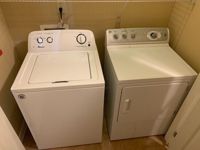 Building Photo - 2 Bedroom/2 Bathroom in a great location!!